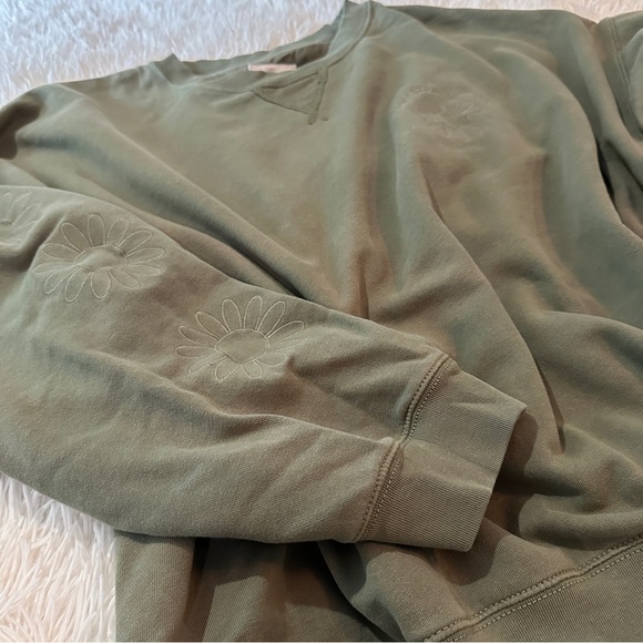 American Eagle Green Daisy Embroidered Crewneck Sweatshirt Size XL - Picture 8 of 15